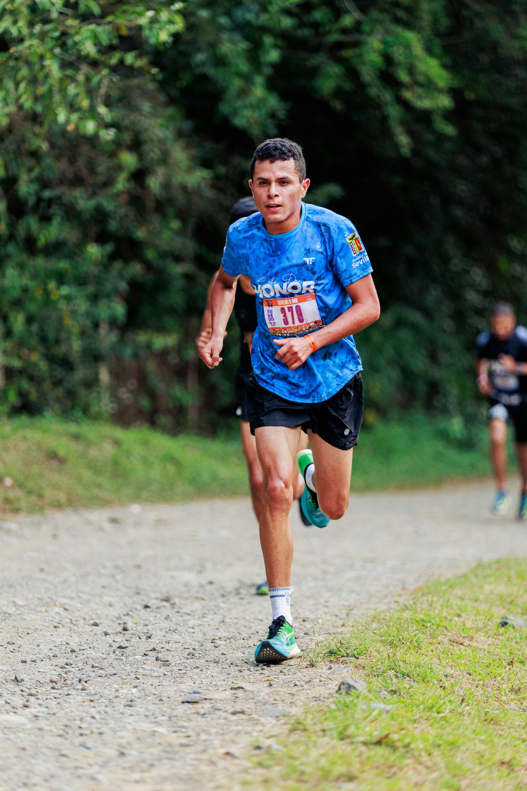 Dynamic image of a runner on a trail in Toro, Colombia highlighting athletic determination.
